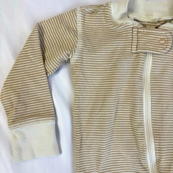 Quincy Mae Zip Long Sleeve Sleeper Footie || Tan and Cream Stripes 6-12 months - Picture 3 of 6